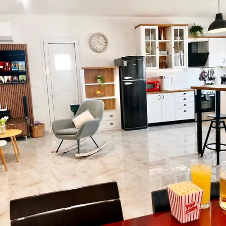 Mika's B Luxury House Near Faliraki דירה *