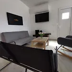 Mika's B Luxury House Near Faliraki شقة